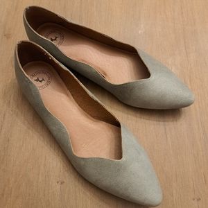 ANTHROPOLOGIE GEE WAWA SCALLOPED LIGHT METALLIC GRAY POINT TOE FLATS